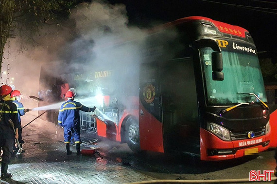 Xe khách chở 17 người, bốc cháy trên QL 1 qua Hà Tĩnh