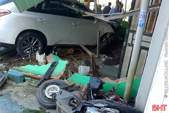 Hà Tĩnh: Ô tô tông sập hàng rào nhà dân sau tai nạn liên hoàn, 3 người bị thương