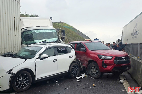 Liên tiếp tai nạn, cao tốc qua Hà Tĩnh ùn tắc nhiều cây số