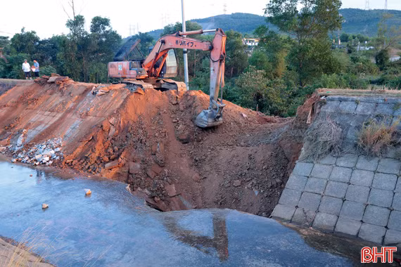 Thi công ngày đêm khắc phục sạt lở, vỡ cục bộ mái kênh Sông Rác