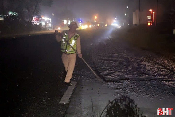 CSGT Hà Tĩnh dọn dẹp đá dăm rơi vãi trên quốc lộ 1 trong đêm