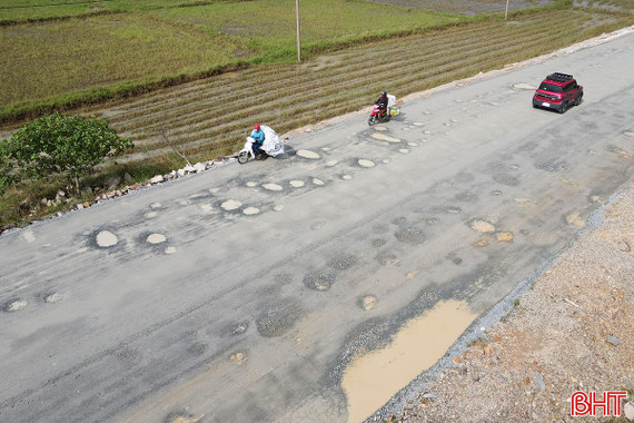 Chi chít ổ voi, ổ gà trên tuyến QL 1 đang nâng cấp ở cửa ngõ Nam Hà Tĩnh