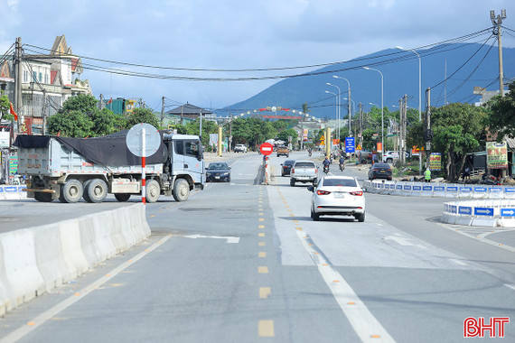Sẽ tháo dỡ dải phân cách “lệch pha” trên quốc lộ 1 ở ngã tư Vũng Áng