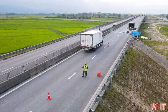 Vì sao phải sửa khe co giãn cầu Hàm Nghi trên cao tốc qua Hà Tĩnh?