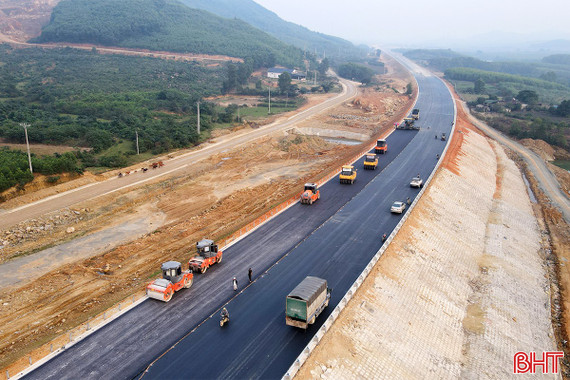 Tấp nập thi công nút giao kết nối cao tốc với huyện Kỳ Anh