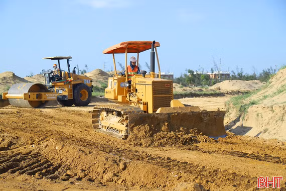 Nhịp độ hối hả trên các công trình khởi công dịp Đại hội Đảng