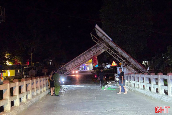 Xe tải kéo sập cổng chào ở Vũ Quang 
