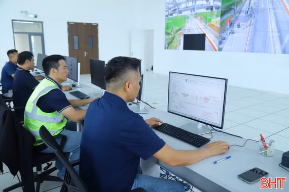 Bên trong Trung tâm điều hành giao thông trên tuyến cao tốc qua Hà Tĩnh