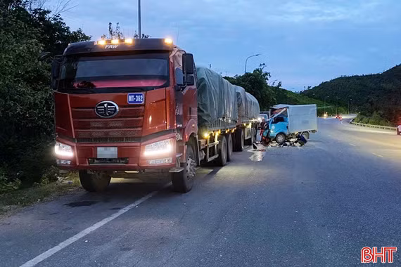 Vợ tử vong, chồng bị thương nặng khi xe tải tông xe đầu kéo trên QL 12C ở Hà Tĩnh