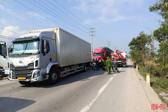 Vì sao cần tuyệt đối giữ khoảng cách an toàn với xe đầu kéo, container?
