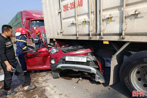 Xe con bẹp dúm sau tai nạn liên hoàn trên đường tránh Kỳ Anh, 3 người bị thương nặng