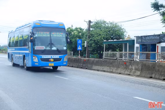Nguy cơ tai nạn khi lưới chống lóa trên quốc lộ 1 ở Hà Tĩnh bị tháo dỡ