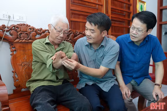 Trưởng ban Nội chính Tỉnh ủy thăm, tặng quà người có công với cách mạng
