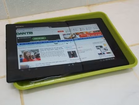 Không phải iPad Air mà chiếc máy tính bảng Xperia Tablet Z của Sony mới là máy tính bảng mỏng nhất thế giới hiện nay. Máy có độ dày chỉ 6,9mm. Ngoài độ mỏng ấn tượng, Xperia Tablet Z còn nổi bật với khả năng chống nước, chống bụi cùng một cấu hình mạnh mẽ.