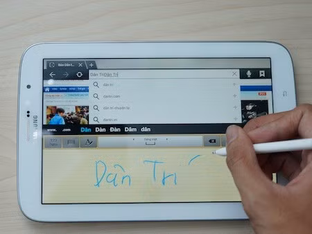 Chiếc máy tính bảng cuối cùng nằm trong top 10 máy tính bảng mỏng nhất thế giới hiện nay lại là một đại diện khác của Samsung, Galaxy Note 8.0, với độ dày chỉ 7,95mm, tương đương Galaxy Tab 3 10.1. Dĩ nhiên, là sản phẩm thuộc dòng Note, điểm nhấn ấn tượng nhất trên sản phẩm này chính là cây viết stylus để có thể viết trực tiếp lên màn hình.