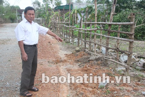 Ông Thiệu bên phần đất mà gia đình đã hiến tặng để làm con đường mới