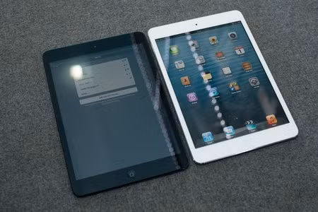 Chiếc máy tính bảng cỡ nhỏ iPad mini thế hệ đầu tiên của Apple mới là chiếc máy tính bảng có kích thước mỏng nhất hiện nay của “Quả táo”. Sản phẩm có độ dày chỉ 7,2mm.
