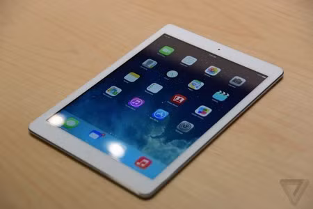 Apple đã thực sự thành công trong việc thay đổi thiết kế của iPad thế hệ mới, iPad Air. Không chỉ độ dày của chiếc máy tính bảng này đã được giảm sút đến 20% so với phiên bản iPad 4 trước đây, chỉ dày có 7,5mm, mà khối lượng của máy cũng được giảm xuống chỉ còn 454g, trở thành chiếc máy tính bảng cỡ lớn có khối lượng nhẹ nhất hiện nay.