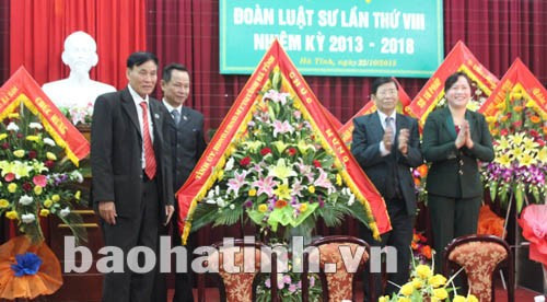 Thay mặt lãnh đạo tỉnh, Trưởng Ban Dân vận Tỉnh ủy tặng hoa chúc mừng Đại hội