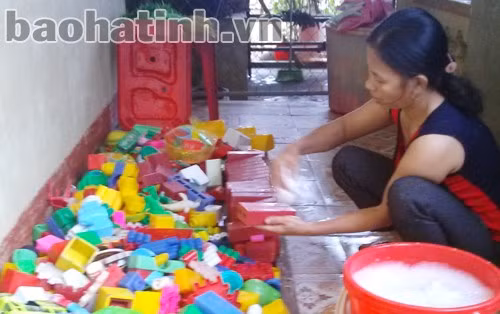 Giáo viên Trường mầm non Liên Minh (Đức Thọ) vệ sinh bàn ghế, đồ dùng dạy - học sau lũ. Giáo viên Trường mầm non Liên Minh (Đức Thọ) vệ sinh bàn ghế, đồ dùng dạy - học sau lũ.