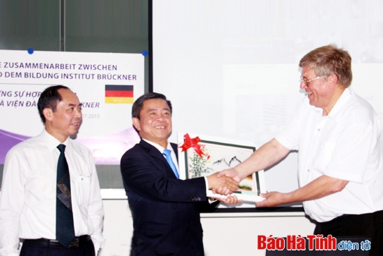 Bí thư Tỉnh ủy tặng quà lưu niệm cho Ban Giám đốc Học viện BIB Bí thư Tỉnh ủy tặng quà lưu niệm cho Ban Giám đốc Học viện BIB