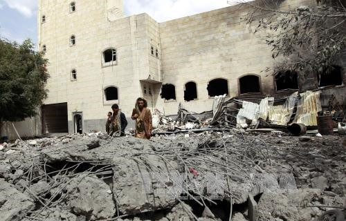Nhà cửa bị phá hủy sau đợt không kích ở thủ đô Sanaa ngày 6/7. Ảnh: AFP/TTXVN