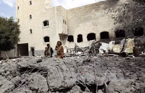 Nhà cửa bị phá hủy sau đợt không kích ở thủ đô Sanaa ngày 6/7. Ảnh: AFP/TTXVN