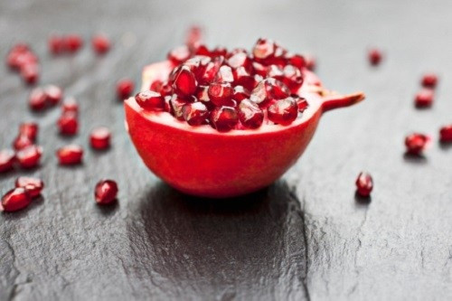 Ăn nhiều lựu gây hại cho răng và không tốt cho những người có hệ miễn dịch yếu. Ảnh: Tom Merton/Gettyimages.