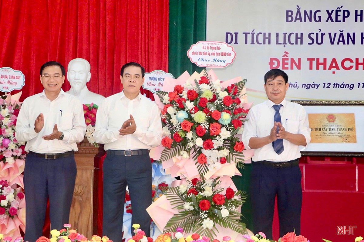 Chủ tịch UBND tỉnh Võ Trọng Hải, đại diện lãnh đạo Sở VH-TT&DL tặng hoa chúc mừng Đảng bộ, chính quyền và Nhân dân xã Ân Phú. bqbht_br_img-3688-copy.jpg