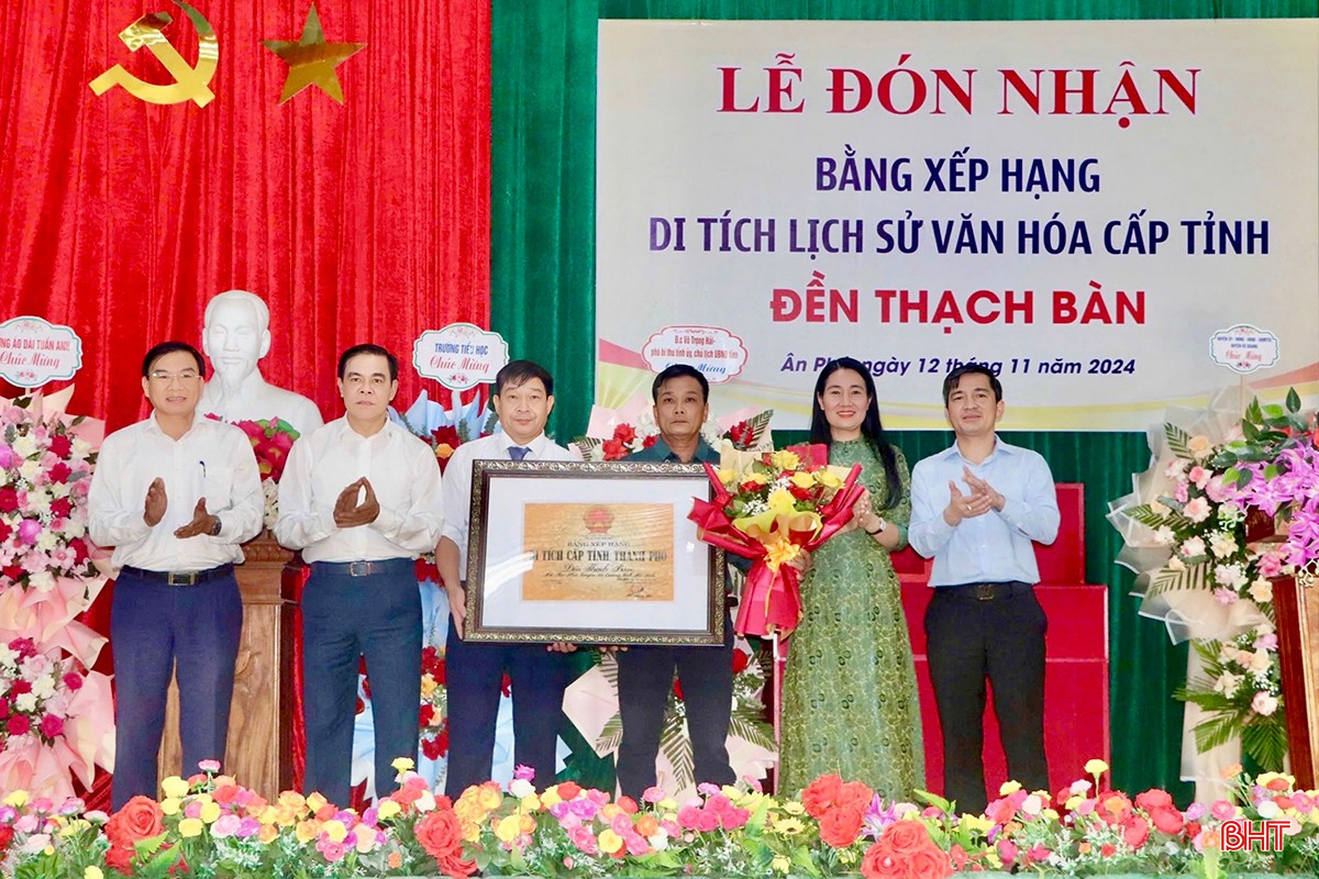 Chủ tịch UBND tỉnh Võ Trọng Hải, đại diện lãnh đạo Sở VH-TT&DL, huyện Vũ Quang trao bằng công nhận di tích lịch sử - văn hóa cấp tỉnh đền Thạch Bàn cho xã Ân Phú. bqbht_br_img-3689-copy.jpg