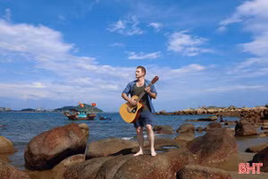 Kyo York - ca sỹ người Mỹ hát sành sỏi tiếng Việt trải nghiệm du lịch Hà Tĩnh