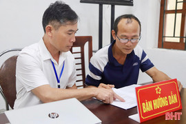 “Gác" lễ, cán bộ cơ sở ở Hà Tĩnh hỗ trợ người dân giải quyết thủ tục hành chính