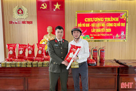 Giao nộp vũ khí, pháo lậu nhận về bánh chưng, quà tết