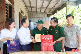 Bí thư Tỉnh ủy thăm hỏi, tặng quà tri ân các gia đình có công với cách mạng