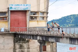 Không áo phao, nhiều học sinh vô tư tắm trong hồ Kẻ Gỗ và kênh chính