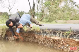 Xói lở nghiêm trọng tuyến đường huyết mạch vùng hạ du hồ Kẻ Gỗ
