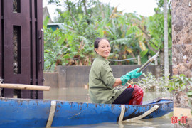 Nhiều khu vực ở Cẩm Duệ vẫn ngập sâu do nước lũ rút chậm