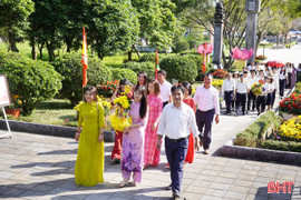 Đông đảo người dân tri ân, tưởng nhớ Đại danh y Hải Thượng Lãn Ông