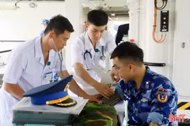Những cán bộ quân y thầm lặng trên tàu Cảnh sát biển 8004