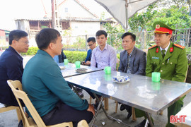 Thăm hỏi các gia đình có người thương vong do tai nạn trên cao tốc