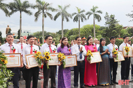 Vũ Quang biểu dương 20 tập thể, cá nhân điển hình trong học và làm theo Bác