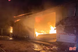 Cháy 2 ki-ốt hàng tạp hoá tại Sơn Tây lúc rạng sáng