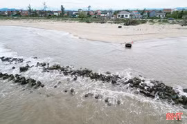 Biển lấn bờ, những tuyến kè oằn mình chống sóng