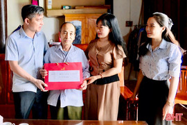 Tặng quà các đảng viên lão thành ở xã Vũ Quang