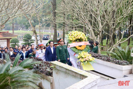 Đoàn cán bộ, học viên Học viện Quốc phòng tri ân các anh hùng liệt sỹ tại Ngã ba Đồng Lộc