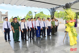 Các đồng chí lãnh đạo tỉnh Hà Tĩnh dâng hương tri ân tại địa chỉ đỏ ở Quảng Trị