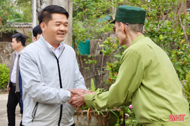 Lãnh đạo tỉnh tặng quà tết cho người có công, người cao tuổi