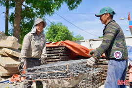 Người dân Hà Tĩnh chật vật với nắng nóng 