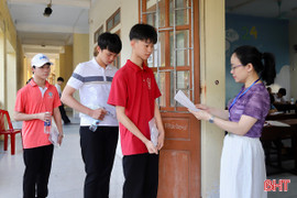 Thí sinh Hà Tĩnh hào hứng bước vào môn đầu tiên Kỳ thi vào lớp 10