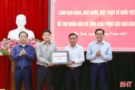 Trao hỗ trợ của Đảng, Nhà nước giúp Nhân dân Hà Tĩnh khắc phục hậu quả bão số 10